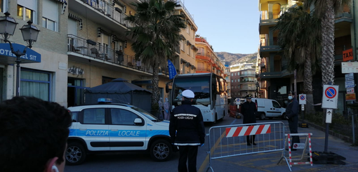 Arrivati da Mondovì i bus della Croce Rossa per portar via da Alassio gli ospiti piemontesi dagli alberghi (Video) Arrivati da Mondovì i bus della Croce Rossa per portar via da Alassio gli ospiti piemontesi dagli alberghi (Video)
