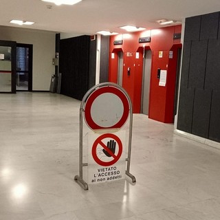 Il cartello di divieto in tribunale a Genova