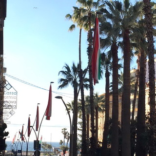 Sanremo: vessilli tricolori grazie al finanziamento di un 'anonimo' matuziano per accogliere i paracadutisti