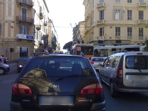 Traffico in tilt e parcheggi insufficienti, una cittadina: “Sanremo non può continuare così” Traffico in tilt e parcheggi insufficienti, una cittadina: “Sanremo non può continuare così”