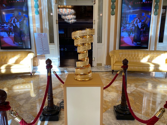 Il Festival di Sanremo lancia la volata al Giro d'Italia: al Casinò l'esposizione del 'Trofeo senza fine' (Foto) Il Festival di Sanremo lancia la volata al Giro d'Italia: al Casinò l'esposizione del 'Trofeo senza fine' (Foto)