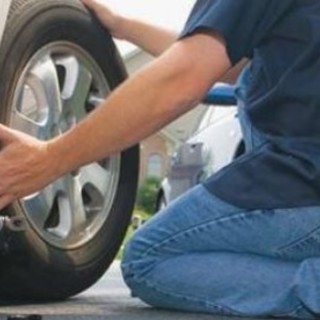 Arriva anche in Costa Azzurra il 'trucco' della gomma bucata per raggirare i conducenti Arriva anche in Costa Azzurra il 'trucco' della gomma bucata per raggirare i conducenti