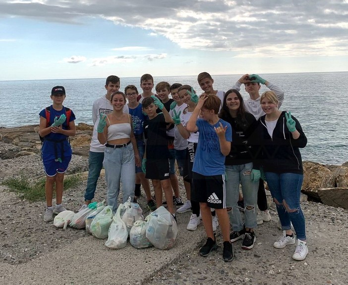 Sanremo: che bravi i ragazzi della 3ª C della 'Pascoli', invece di manifestare hanno passato la mattinata a pulire la città (Foto)