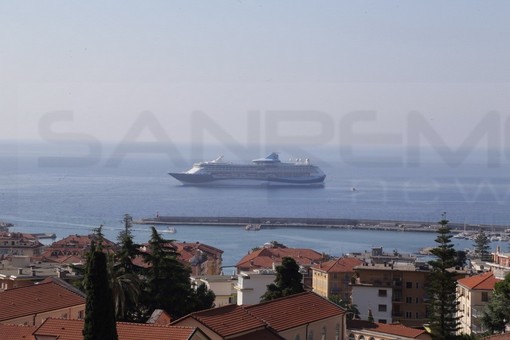 Sanremo: iniziato lo 'sbarco' dei 1.800 passeggeri della 'Tui Discovery', l'Amministrazione sale a bordo (Foto e Video)
