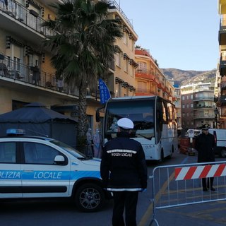 Arrivati da Mondovì i bus della Croce Rossa per portar via da Alassio gli ospiti piemontesi dagli alberghi (Video)