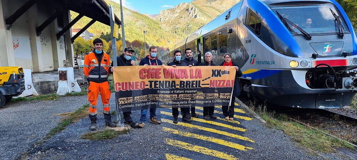 L'arrivo del primo treno passeggeri di RFI a Tenda, dopo l'alluvione di inizio ottobre - PH NIVES LANDRA - GRUPPO FB "Nel dipartimento della Stura-Cuneo" L'arrivo del primo treno passeggeri di RFI a Tenda, dopo l'alluvione di inizio ottobre - PH NIVES LANDRA - GRUPPO FB "Nel dipartimento della Stura-Cuneo"