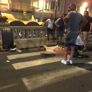 Sanremo: 60enne blocca via Verdi con l'auto, si denuda e tenta di darsi fuoco sotto la scalinata del Casinò (Foto)