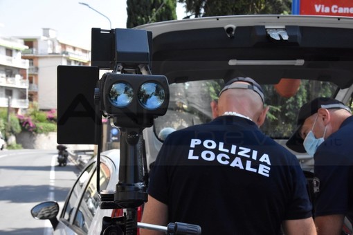 Sanremo: telelaser e Polizia Municipale in azione questa mattina in corso Marconi al confine con Ospedaletti (Foto) Sanremo: telelaser e Polizia Municipale in azione questa mattina in corso Marconi al confine con Ospedaletti (Foto)