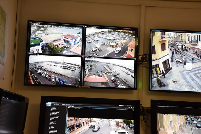 La sala controllo telecamere nella sede della Polizia Municipale di Sanremo