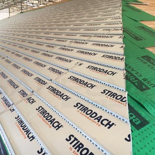 L'installazione dei pannelli solari sul tetto della scuola di Coldirodi