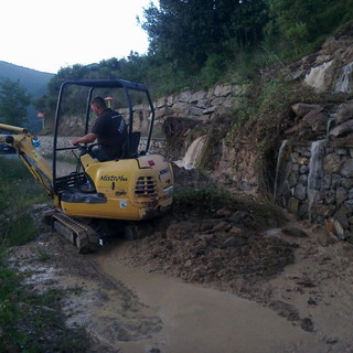 Sanremo: tubatura dell'acquedotto pubblico saltata a Beuzi, intervento dei tecnici e dei residenti