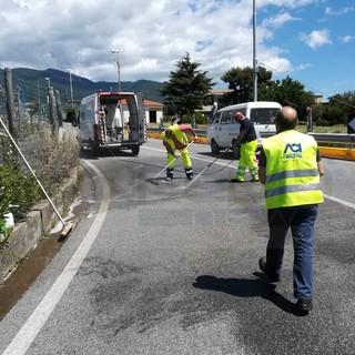 Sanremo: alcune zone di via Padre Semeria erano scivolose, importante intervento sull'asfalto (Foto)