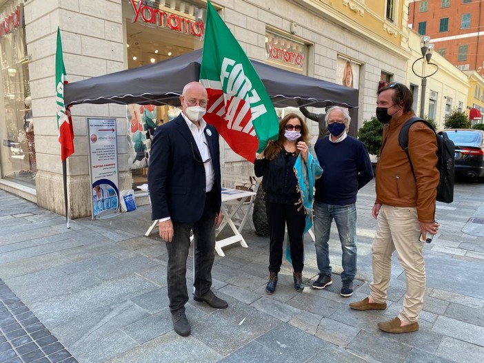 Il gazebo di Forza Italia a Sanremo Il gazebo di Forza Italia a Sanremo