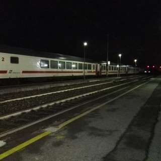 Ventimiglia, mobilitazione di soccorsi per un migrante trovato ferito sui binari della ferrovia: traffico interrotto Ventimiglia, mobilitazione di soccorsi per un migrante trovato ferito sui binari della ferrovia: traffico interrotto