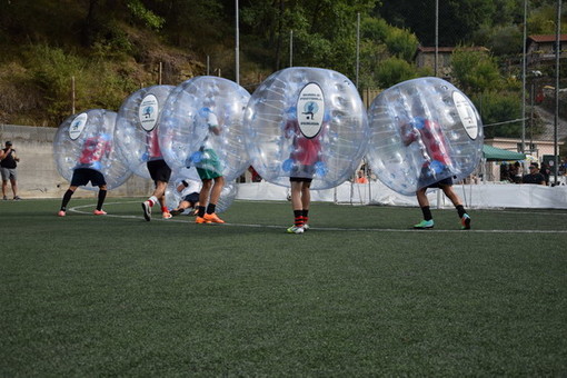 “Bubble soccer” dove il calcio diventa un flipper umano: grande successo per il primo torneo a Soldano, ecco le immagini “Bubble soccer” dove il calcio diventa un flipper umano: grande successo per il primo torneo a Soldano, ecco le immagini