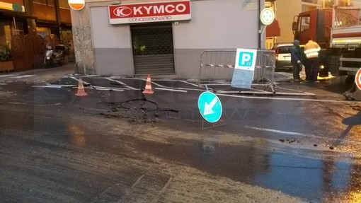 Sanremo: condotta rotta in via Roglio questa mattina, i lavori andranno avanti per diverse ore Sanremo: condotta rotta in via Roglio questa mattina, i lavori andranno avanti per diverse ore