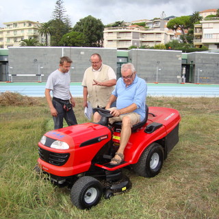 Sanremo: questa mattina consegnato il 'tosaerba' per la pista di atletica, la soddisfazione di Vittorio Bertellotti Sanremo: questa mattina consegnato il 'tosaerba' per la pista di atletica, la soddisfazione di Vittorio Bertellotti