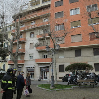 Sanremo: forte vento sul ponente, tettoia pericolante in corso Orazio Raimondo, intervento di Vvf e Polizia Locale