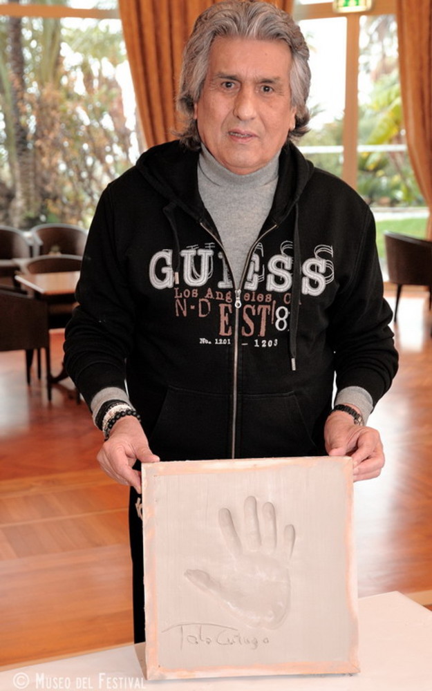 Toto Cutugno dona al ‘Museo del Festival di Sanremo’ il calco della sua mano ed alcuni cimeli