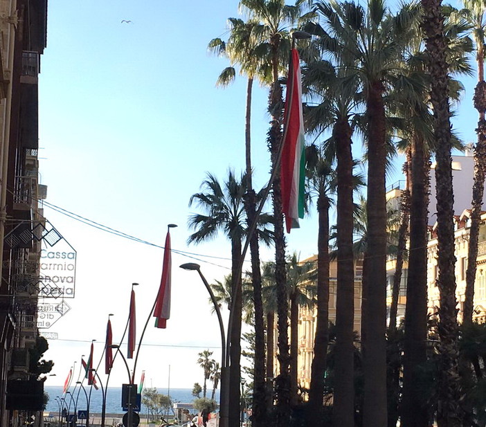 Sanremo: vessilli tricolori grazie al finanziamento di un 'anonimo' matuziano per accogliere i paracadutisti