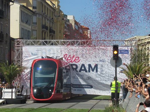 Nizza: il Sindaco Estrosi vince la scommessa, sabato scorso l'arrivo del tram a 'Magnan' (Foto) Nizza: il Sindaco Estrosi vince la scommessa, sabato scorso l'arrivo del tram a 'Magnan' (Foto)