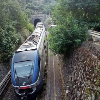 Principio d'incendio su un treno alla stazione di Airole: in fiamme alcuni cavi della motrice, linea bloccata per i soccorsi
