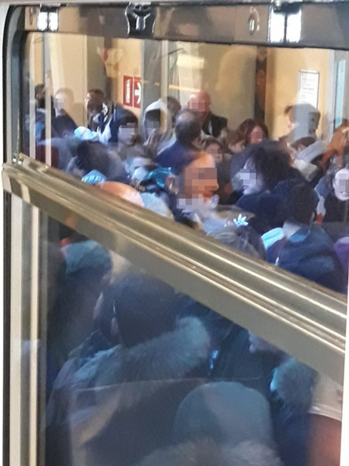 Dal Piemonte alla Liguria: "Pagare il biglietto del treno per fare due ore di viaggio inscatolati come sardine!" Dal Piemonte alla Liguria: "Pagare il biglietto del treno per fare due ore di viaggio inscatolati come sardine!"