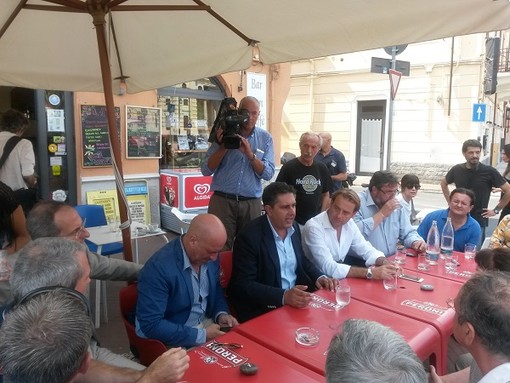 Imperia: visita di Giovanni Toti. Il Governatore incontra i lavoratori Agnesi: "Se Colussi non ha un piano industriale, si faccia da parte"