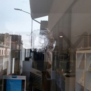 Camporosso: tentato furto ieri sera alla 'Freno ceramiche', il vetro anti sfondamento blocca i malviventi