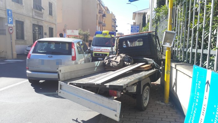 Imperia: tamponamento in via Garessio, ape finisce sul marciapiede abbattendo un cartellone pubblicitario (Foto) Imperia: tamponamento in via Garessio, ape finisce sul marciapiede abbattendo un cartellone pubblicitario (Foto)