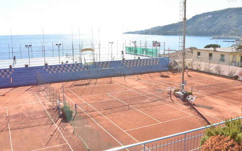 Tennis Club di Ospedaletti nel mirino: critiche dei giocatori ITF e polemiche sulla gestione comunale