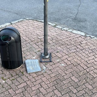 Sanremo: divelta la targa di via Gavagnin sopra Portosole, vandali o è stato un incidente? (Foto)