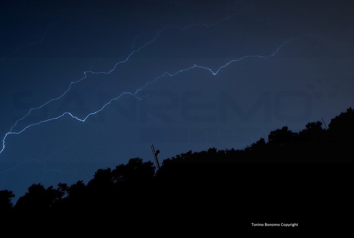 La foto del temporale di stanotte (Tonino Bonomo). Sotto i danni in via Agnesi ad Imperia