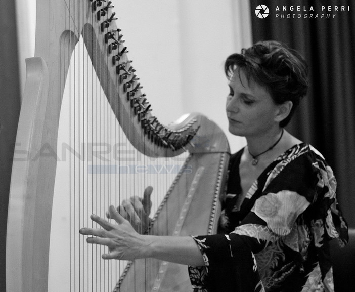 Arma di Taggia: successo per il concerto di arpa celtica della musicista Tatiana Donis. Le foto