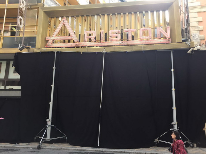 Sanremo: drappo nero sul Teatro Ariston per evitare obiettivi 'indiscreti' alle riprese del film su Dalidà Sanremo: drappo nero sul Teatro Ariston per evitare obiettivi 'indiscreti' alle riprese del film su Dalidà