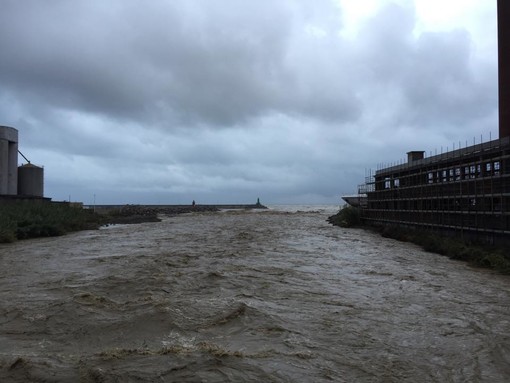 Imperia: "I cittadini sostano sui ponti e nei pressi dei torrenti". Il Sindaco: "Dovrò emettere un'ordinanza di divieto" Imperia: "I cittadini sostano sui ponti e nei pressi dei torrenti". Il Sindaco: "Dovrò emettere un'ordinanza di divieto"