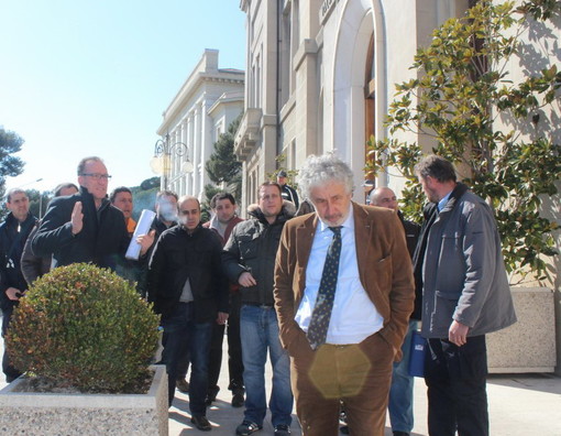 I rappresentanti sindacali e l'ing. Beppe Enrico (vestito di marrone)