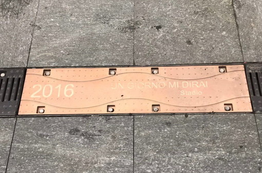 Sanremo: ecco la targa per gli Stadio, vincitori del Festival dell'anno scorso con "Un giorno mi dirai" Sanremo: ecco la targa per gli Stadio, vincitori del Festival dell'anno scorso con "Un giorno mi dirai"