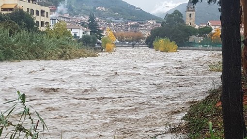 Dolceacqua: situazione in miglioramento e Nervia sceso di un metro, ma c'è preoccupazione per le piogge del pomeriggio Dolceacqua: situazione in miglioramento e Nervia sceso di un metro, ma c'è preoccupazione per le piogge del pomeriggio