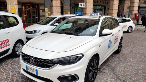 Il Comune di Sanremo tende la mano ai tassisti: la giunta dice ‘sì’ all’utilizzo dei veicoli sostituivi Il Comune di Sanremo tende la mano ai tassisti: la giunta dice ‘sì’ all’utilizzo dei veicoli sostituivi