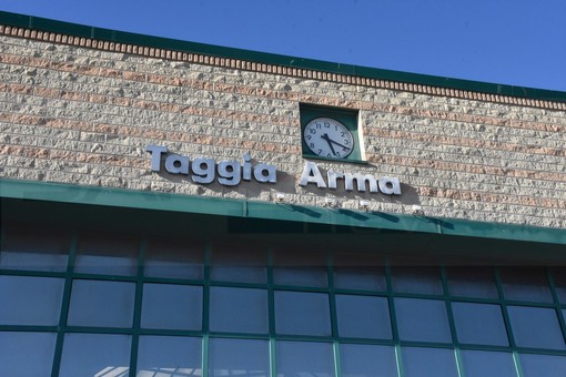 Lite per gelosia alla stazione di Taggia: volano parole grosse, poi cadono due coltelli. Intervengono i Carabinieri Lite per gelosia alla stazione di Taggia: volano parole grosse, poi cadono due coltelli. Intervengono i Carabinieri