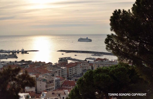 La Thomson Dream lascia il porto di Sanremo, eccola nelle più belle immagini di Tonino Bonomo La Thomson Dream lascia il porto di Sanremo, eccola nelle più belle immagini di Tonino Bonomo