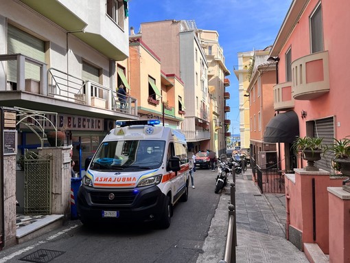 Sanremo: minaccia di suicidarsi gettandosi dal balcone, intervento di Vigili del Fuoco e delle forze dell'ordine Sanremo: minaccia di suicidarsi gettandosi dal balcone, intervento di Vigili del Fuoco e delle forze dell'ordine