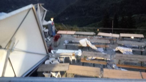 Vento forte nella notte a Perinaldo: ribaltata e distrutta la copertura del piazzale delle feste (Foto) Vento forte nella notte a Perinaldo: ribaltata e distrutta la copertura del piazzale delle feste (Foto)