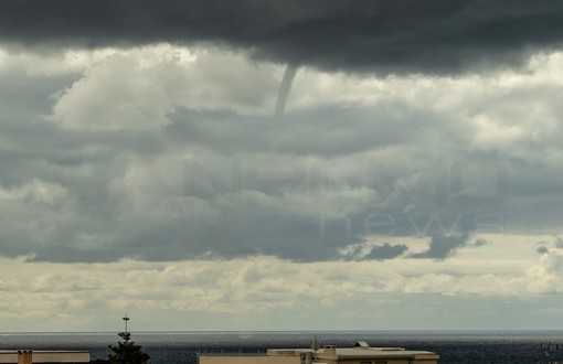 Tromba marina si muove davanti alla costa di Sanremo: le immagini del fenomeno atmosferico Tromba marina si muove davanti alla costa di Sanremo: le immagini del fenomeno atmosferico