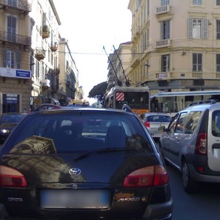 Traffico in tilt e parcheggi insufficienti, una cittadina: “Sanremo non può continuare così”