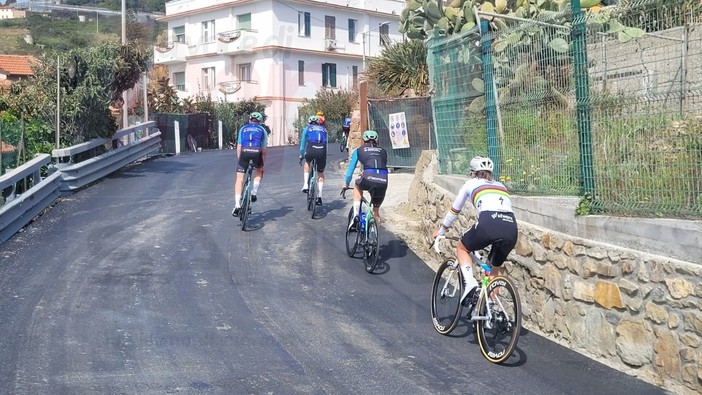 Tadej Pogacar prova il Poggio e la Cipressa per 'attaccare' la Milano-Sanremo: il campione insieme al dianese Bonifazio (Foto)