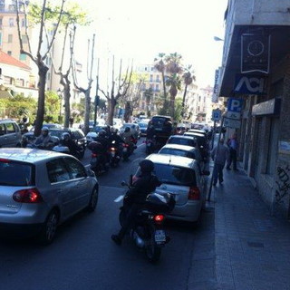 Sanremo: traffico caotico oggi in tutta la città, le considerazioni e la foto di un lettore