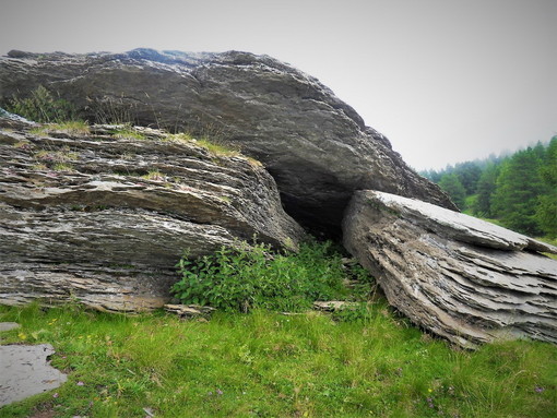 Scoperta del gruppo 'ArcheoNervia' a Cima Marta: una tomba preistorica (Dolmen) ed un altare sacrificale Scoperta del gruppo 'ArcheoNervia' a Cima Marta: una tomba preistorica (Dolmen) ed un altare sacrificale