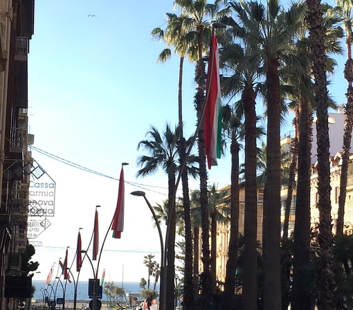 Sanremo: vessilli tricolori grazie al finanziamento di un 'anonimo' matuziano per accogliere i paracadutisti